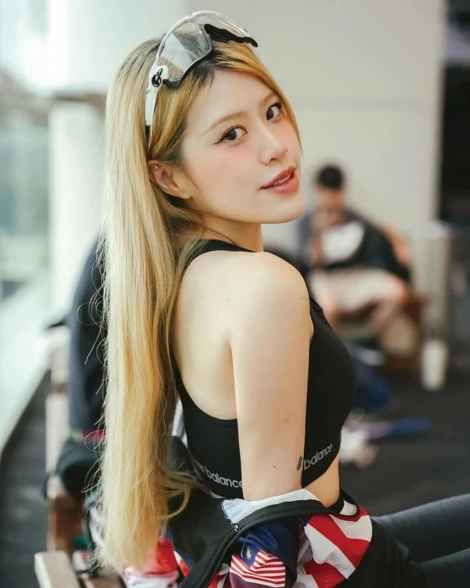 Nữ thần trượt băng nổi tiếng ngồi Grab, dạo phố ở Việt Nam đăng ảnh khắp nơi