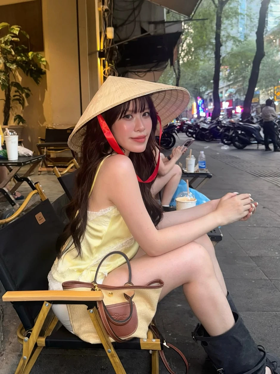 Nữ thần trượt băng nổi tiếng ngồi Grab, dạo phố ở Việt Nam đăng ảnh khắp nơi