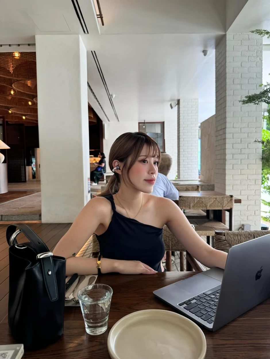 Nữ thần trượt băng nổi tiếng ngồi Grab, dạo phố ở Việt Nam đăng ảnh khắp nơi