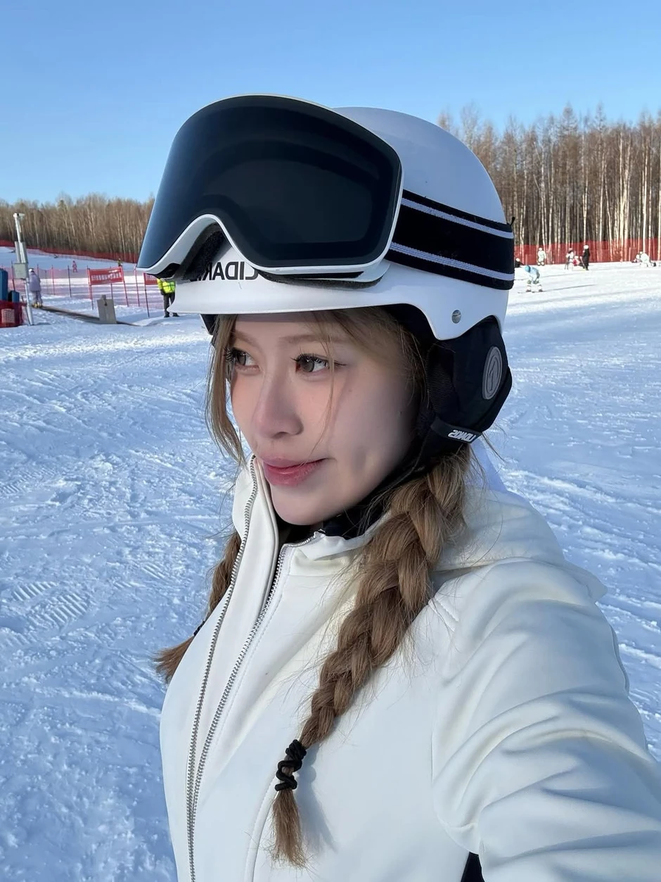 Nữ thần trượt băng nổi tiếng ngồi Grab, dạo phố ở Việt Nam đăng ảnh khắp nơi