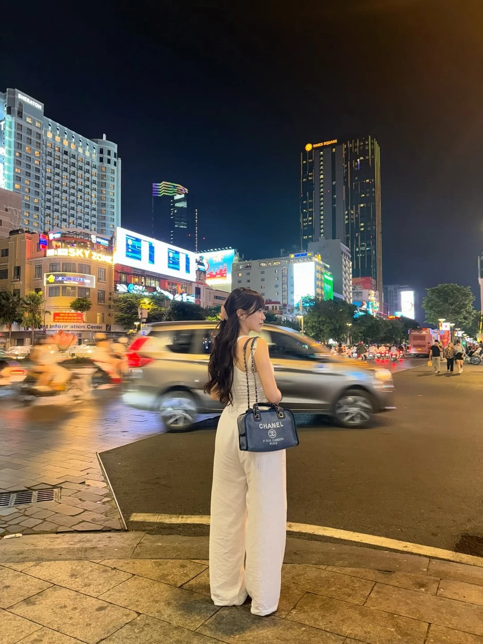 Nữ thần trượt băng nổi tiếng ngồi Grab, dạo phố ở Việt Nam đăng ảnh khắp nơi