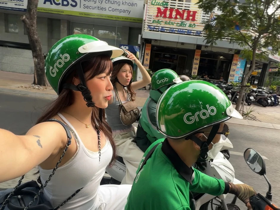 Nữ thần trượt băng nổi tiếng ngồi Grab, dạo phố ở Việt Nam đăng ảnh khắp nơi