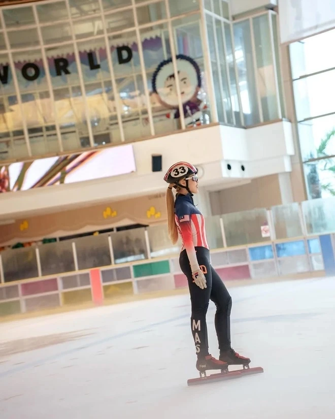 Nữ thần trượt băng nổi tiếng ngồi Grab, dạo phố ở Việt Nam đăng ảnh khắp nơi