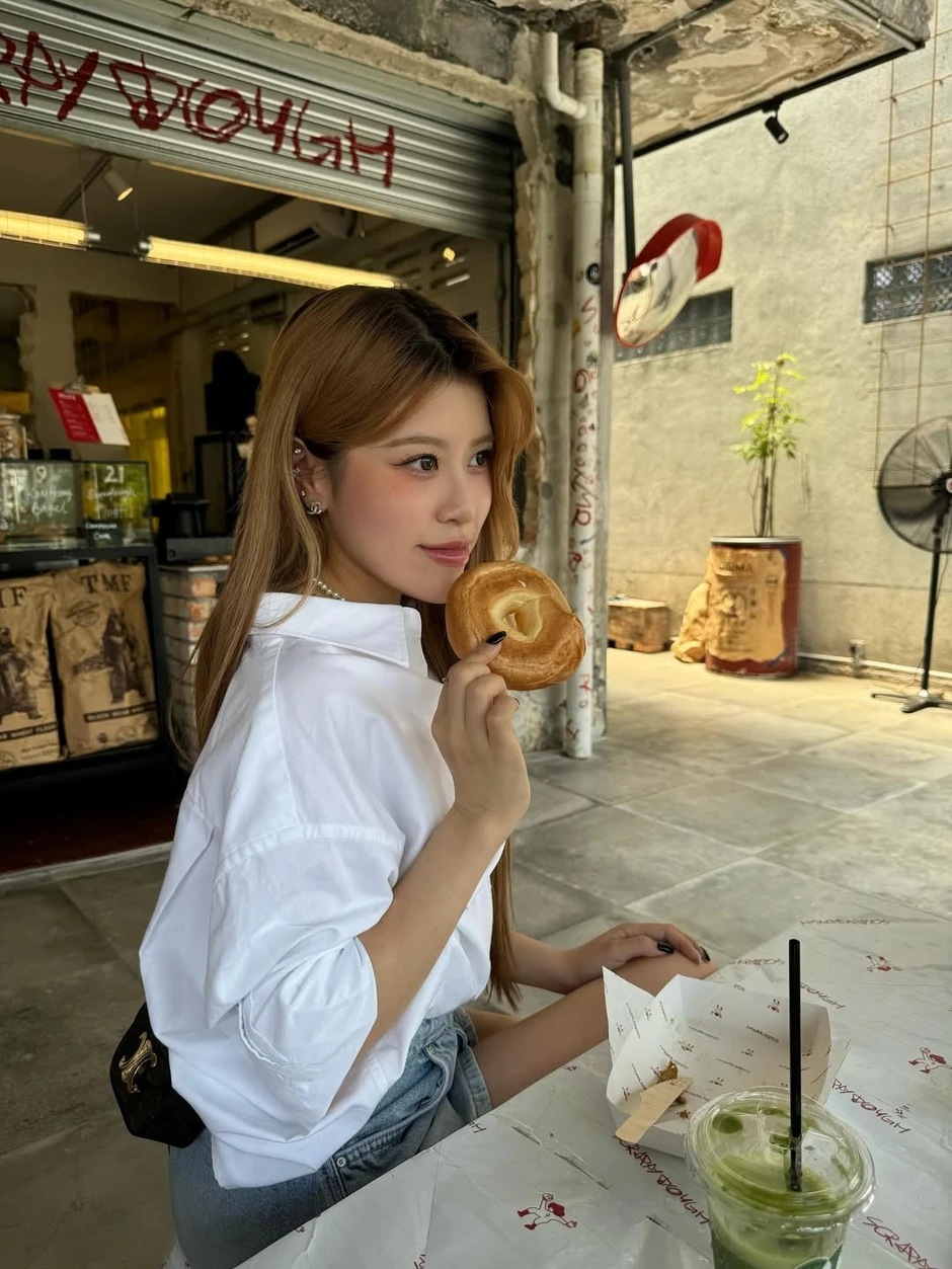 Nữ thần trượt băng nổi tiếng ngồi Grab, dạo phố ở Việt Nam đăng ảnh khắp nơi