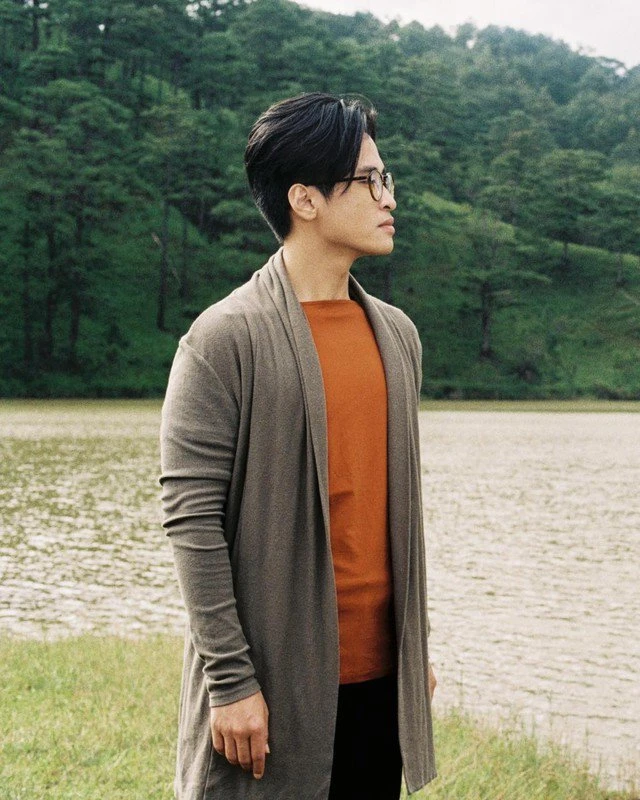 Ở tuổi U50, quý ông Vbiz hát Tháng Tư là lời nói dối của em vẫn độc thân, chăm làm từ thiện