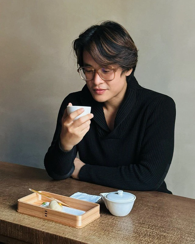 Ở tuổi U50, quý ông Vbiz hát Tháng Tư là lời nói dối của em vẫn độc thân, chăm làm từ thiện