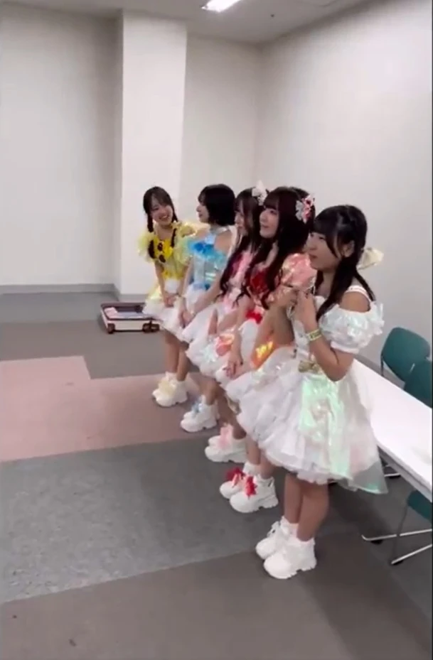 Oái oăm không tưởng: Nhóm nhạc nữ vừa tổ chức sự kiện nhưng không có fan nào tới dự