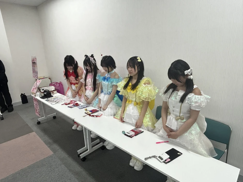 Oái oăm không tưởng: Nhóm nhạc nữ vừa tổ chức sự kiện nhưng không có fan nào tới dự