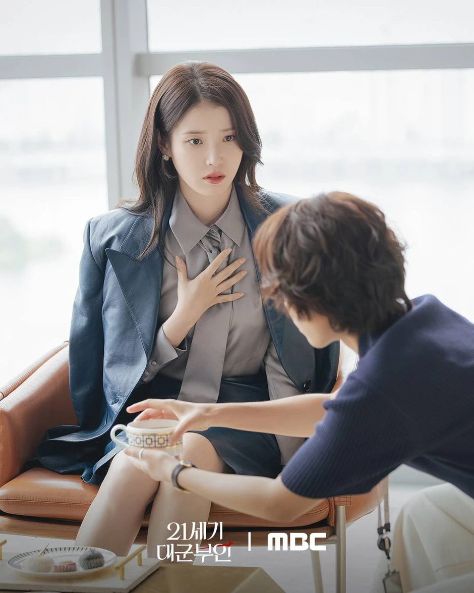 Perfect Crown: Motif cũ nhưng vẫn cuốn, IU vai gì cũng cân đẹp