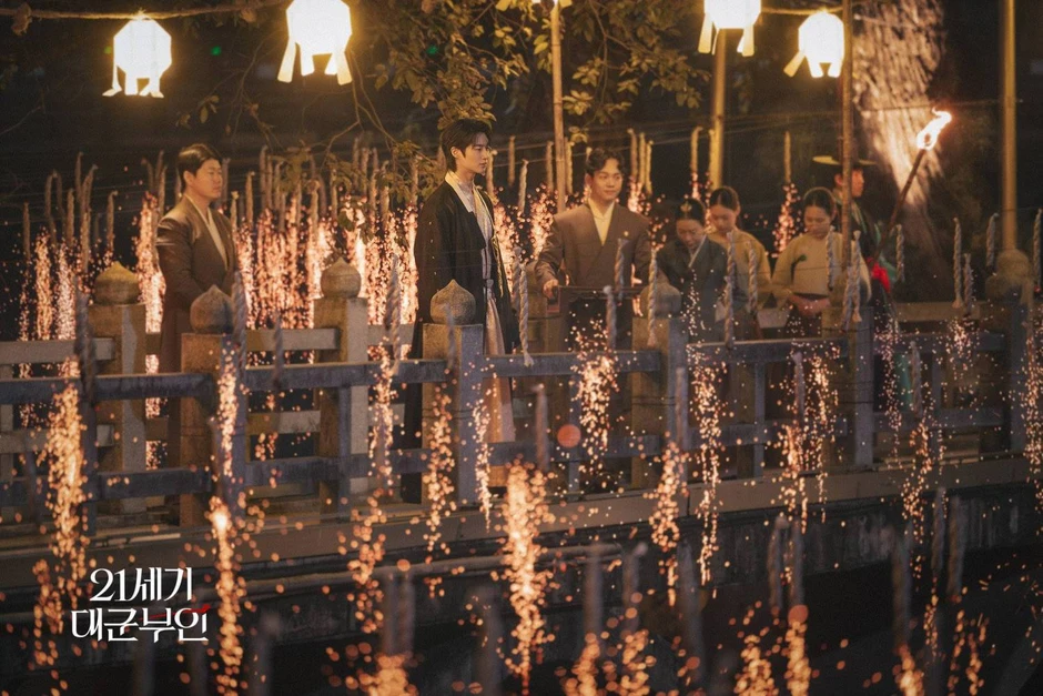 Perfect Crown: Motif cũ nhưng vẫn cuốn, IU vai gì cũng cân đẹp