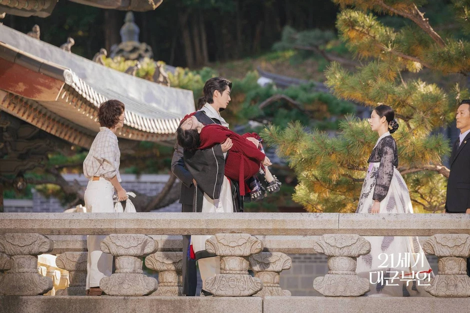 Perfect Crown: Motif cũ nhưng vẫn cuốn, IU vai gì cũng cân đẹp