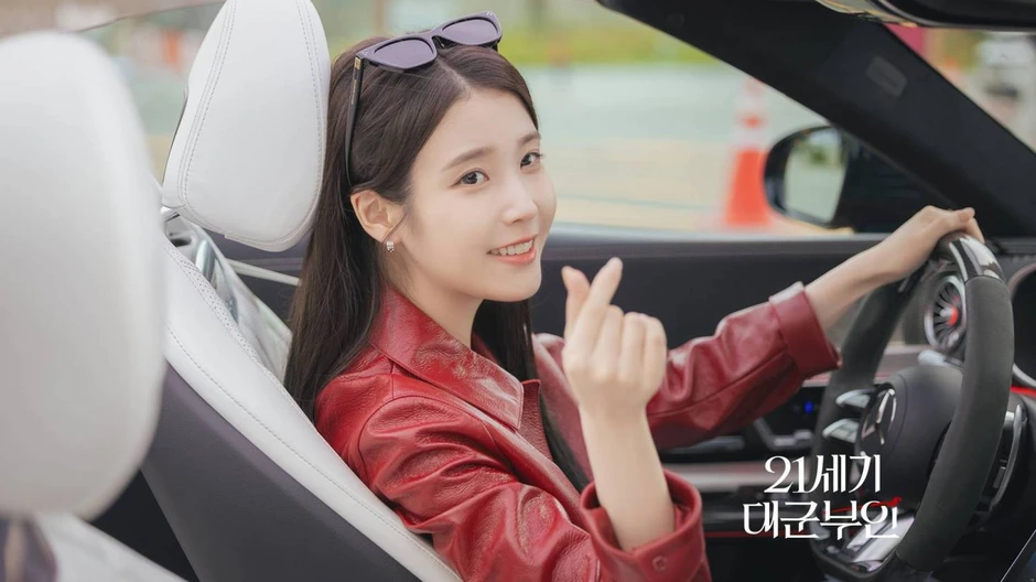 Perfect Crown: Motif cũ nhưng vẫn cuốn, IU vai gì cũng cân đẹp