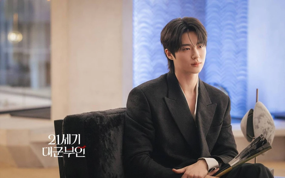 Perfect Crown: Motif cũ nhưng vẫn cuốn, IU vai gì cũng cân đẹp