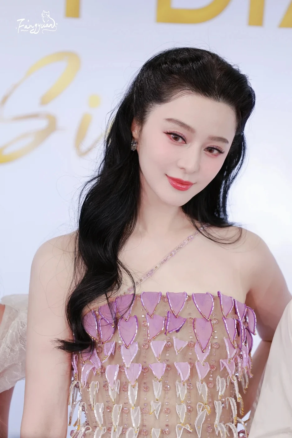 Phạm Băng Băng đi bán mặt nạ ở siêu thị: Nhan sắc thật khiến đám đông tròn mắt, đứng hình kinh ngạc