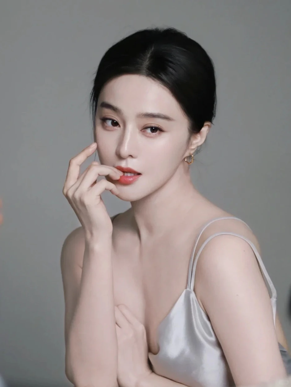 Phạm Băng Băng đi bán mặt nạ ở siêu thị: Nhan sắc thật khiến đám đông tròn mắt, đứng hình kinh ngạc