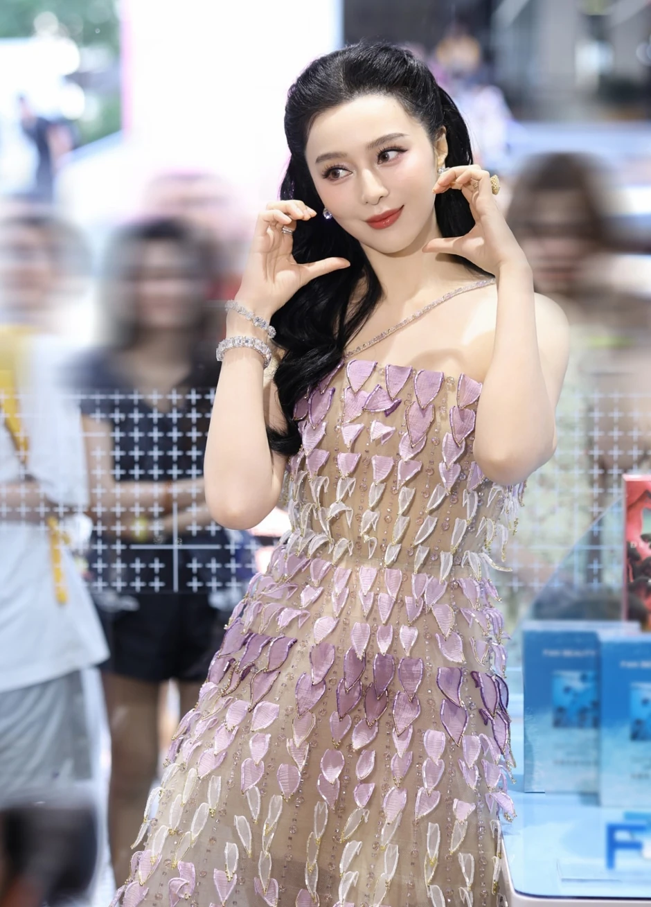 Phạm Băng Băng đi bán mặt nạ ở siêu thị: Nhan sắc thật khiến đám đông tròn mắt, đứng hình kinh ngạc