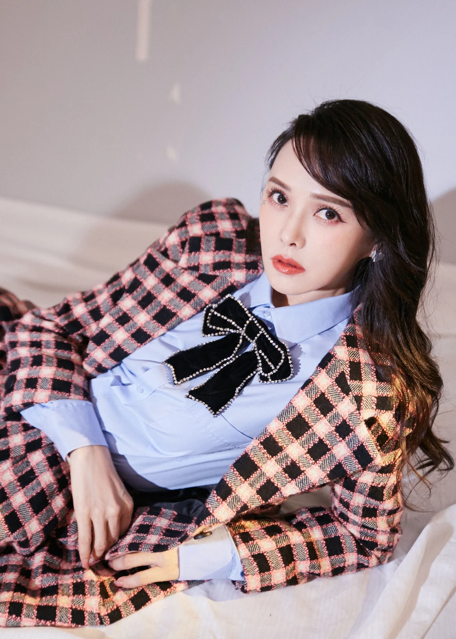 Phát hãi với màn pass đồ "cũ, bẩn, ngáo giá" của mỹ nhân tai tiếng nhất showbiz: Giày dính đất bán 880.000, áo len xù lông giãn cổ tận 500.000 Phát hãi với màn pass đồ "cũ, bẩn, ngáo giá" của mỹ nhân tai tiếng nhất showbiz: Giày dính đất bán 880.000, áo len xù lông giãn cổ tận 500.000