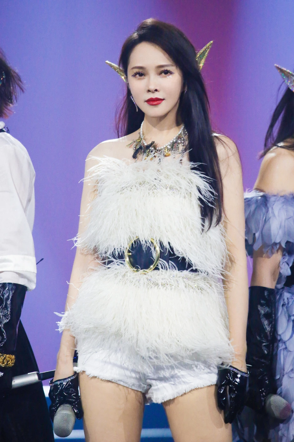 Phát hãi với màn pass đồ "cũ, bẩn, ngáo giá" của mỹ nhân tai tiếng nhất showbiz: Giày dính đất bán 880.000, áo len xù lông giãn cổ tận 500.000 Phát hãi với màn pass đồ "cũ, bẩn, ngáo giá" của mỹ nhân tai tiếng nhất showbiz: Giày dính đất bán 880.000, áo len xù lông giãn cổ tận 500.000