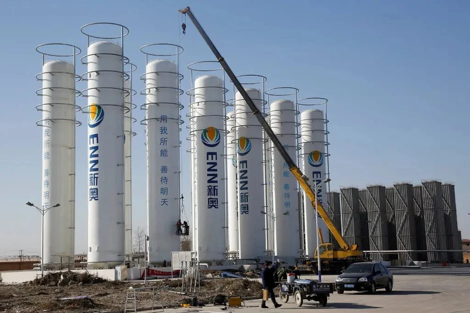 Phát hiện hàng loạt khối thép hình trụ cao bằng tòa nhà 20 tầng, quy mô lớn nhất thế giới tại Trung Quốc, chứa thứ không màu, không mùi, đủ cho cả trăm triệu người dùng trong hơn 2 tháng