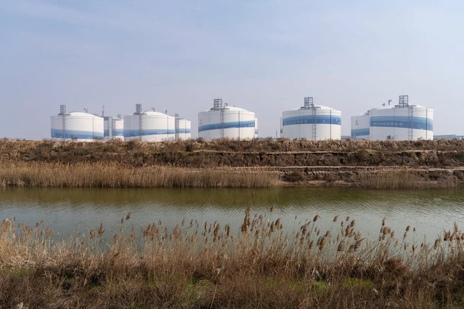 Phát hiện hàng loạt khối thép hình trụ cao bằng tòa nhà 20 tầng, quy mô lớn nhất thế giới tại Trung Quốc, chứa thứ không màu, không mùi, đủ cho cả trăm triệu người dùng trong hơn 2 tháng