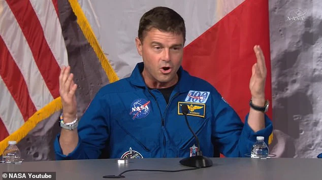 Phi hành gia NASA nức nở khi thấy một vật thiêng liêng trong ngày trở về Trái Đất sau sứ mệnh Artemis II