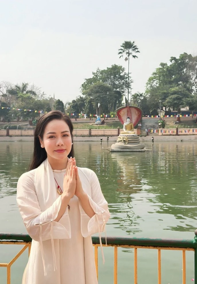 Phú bà showbiz Nhật Kim Anh ở biệt thự 200m2, tu tập và giấu kín tình yêu Phú bà showbiz Nhật Kim Anh ở biệt thự 200m2, tu tập và giấu kín tình yêu
