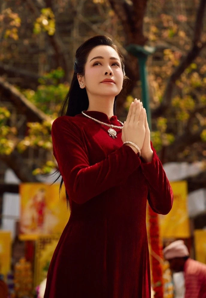 Phú bà showbiz Nhật Kim Anh ở biệt thự 200m2, tu tập và giấu kín tình yêu Phú bà showbiz Nhật Kim Anh ở biệt thự 200m2, tu tập và giấu kín tình yêu