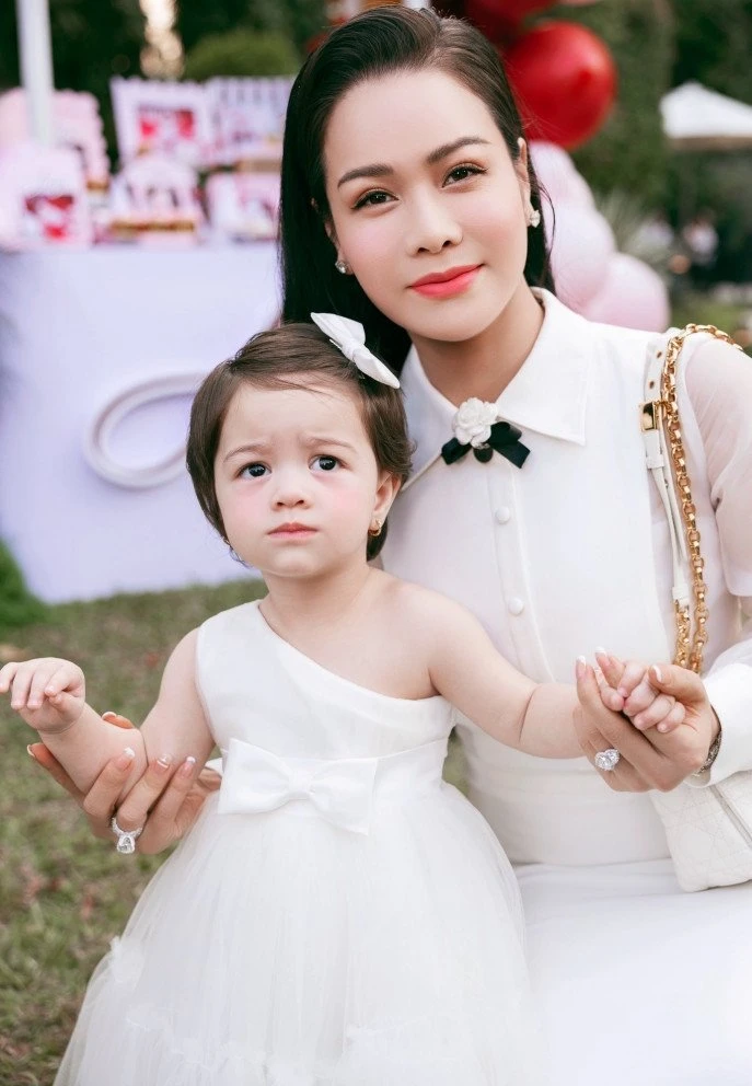 Phú bà showbiz Nhật Kim Anh ở biệt thự 200m2, tu tập và giấu kín tình yêu Phú bà showbiz Nhật Kim Anh ở biệt thự 200m2, tu tập và giấu kín tình yêu