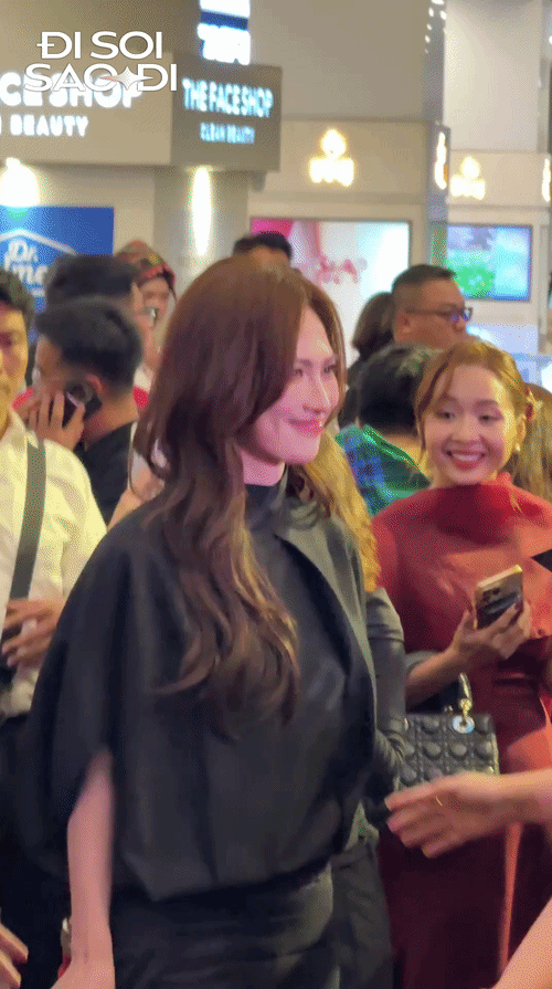 Phương Anh Đào như gắn spotlight trên người, đẹp đến mức khiến Hoa hậu đứng chung suýt "tàng hình" Phương Anh Đào như gắn spotlight trên người, đẹp đến mức khiến Hoa hậu đứng chung suýt "tàng hình"