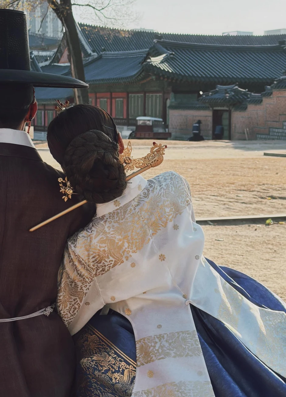 Phương Ly đăng ảnh dựa vai một người giấu mặt hậu chia tay Andree?