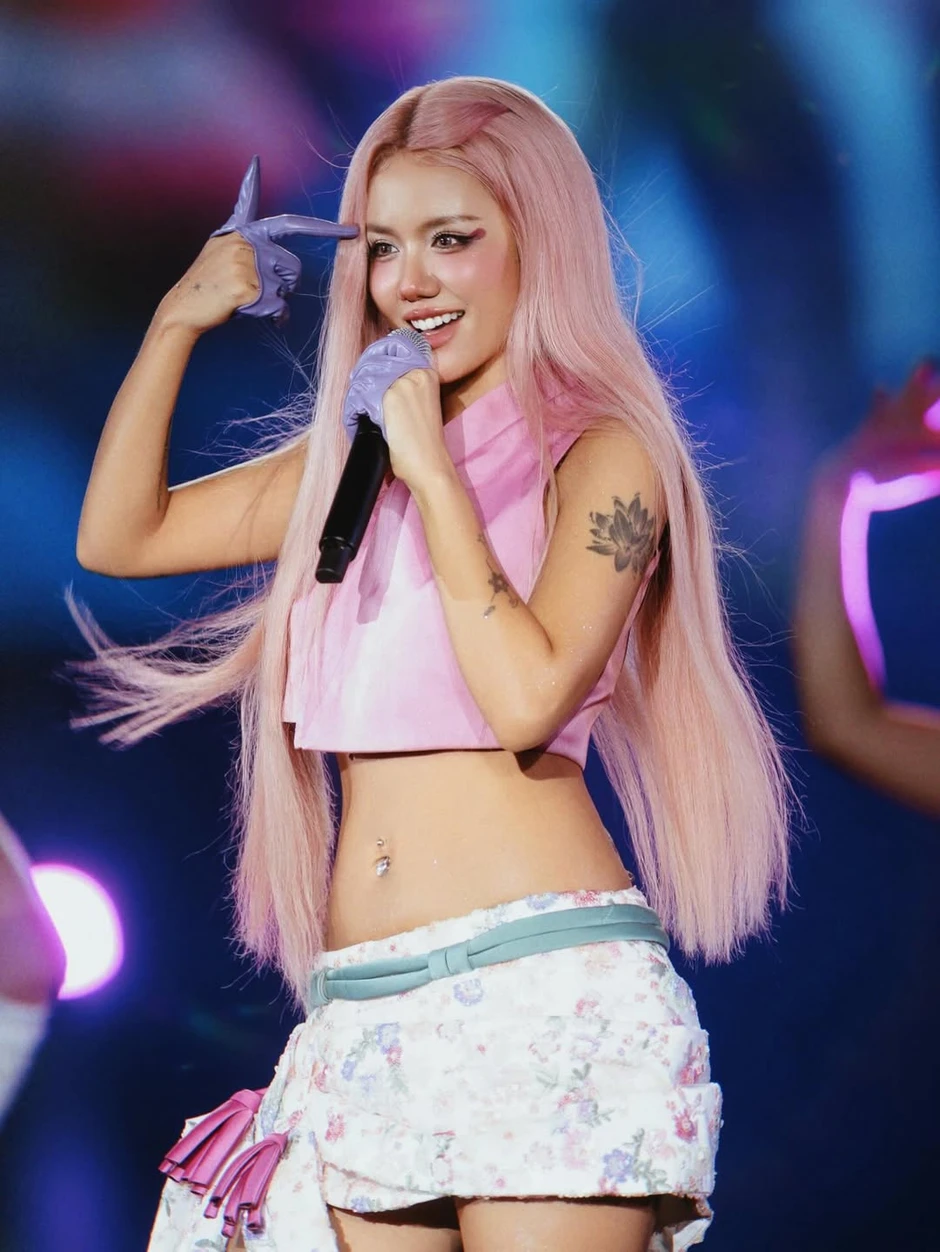 Phương Ly đăng ảnh dựa vai một người giấu mặt hậu chia tay Andree?