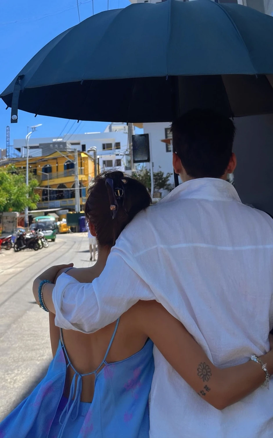 Phương Ly đăng ảnh dựa vai một người giấu mặt hậu chia tay Andree?