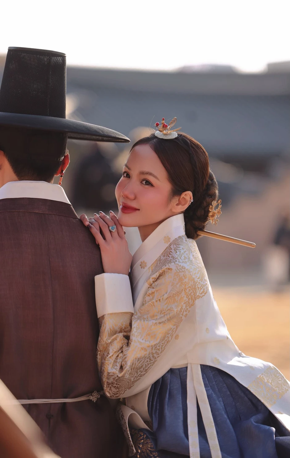 Phương Ly đăng ảnh dựa vai một người giấu mặt hậu chia tay Andree?