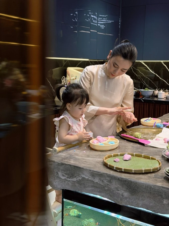 Phương Oanh cùng các con làm bánh trôi, bánh chay mừng Tết Hàn thực