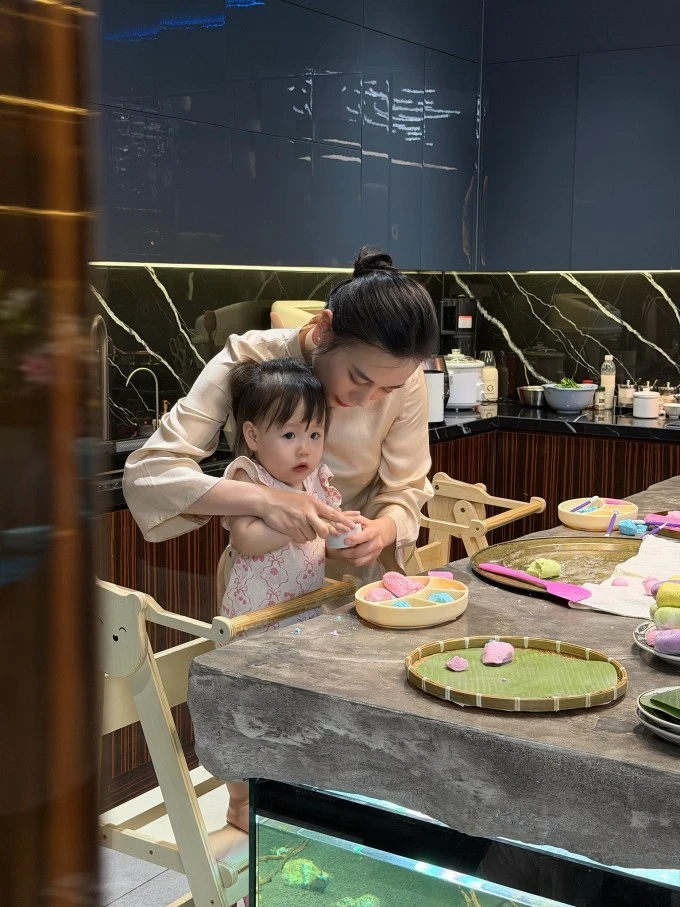 Phương Oanh cùng các con làm bánh trôi, bánh chay mừng Tết Hàn thực