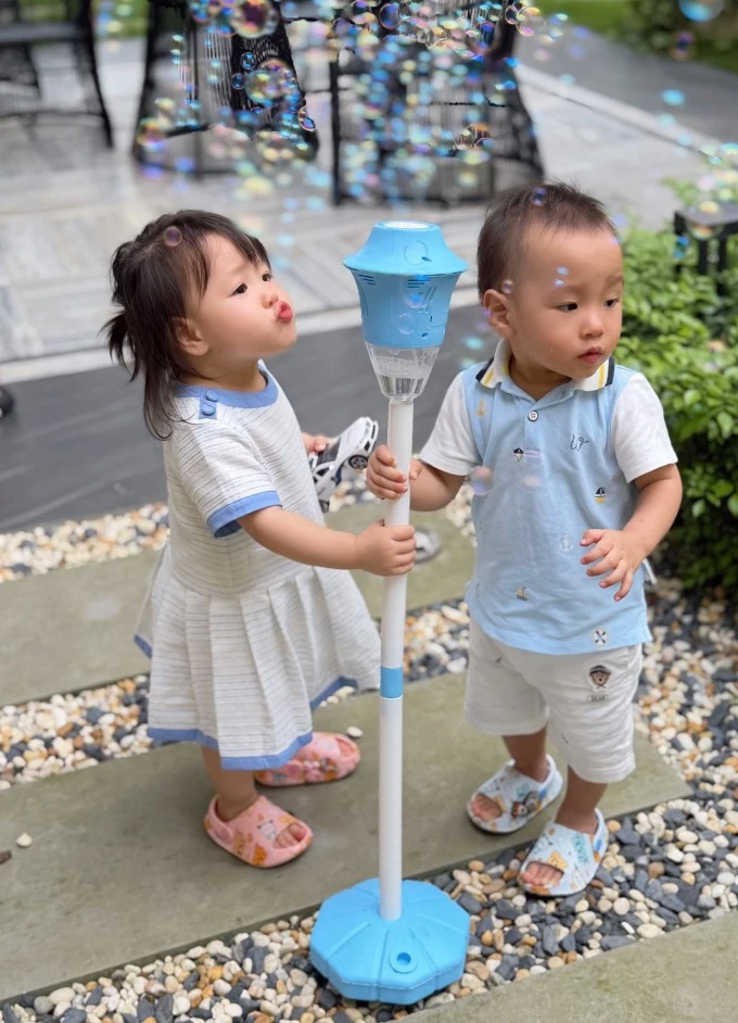 Phương Oanh khen con trai 2 tuổi nghiêm túc và trách nhiệm