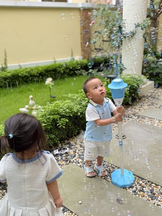 Phương Oanh khen con trai 2 tuổi nghiêm túc và trách nhiệm