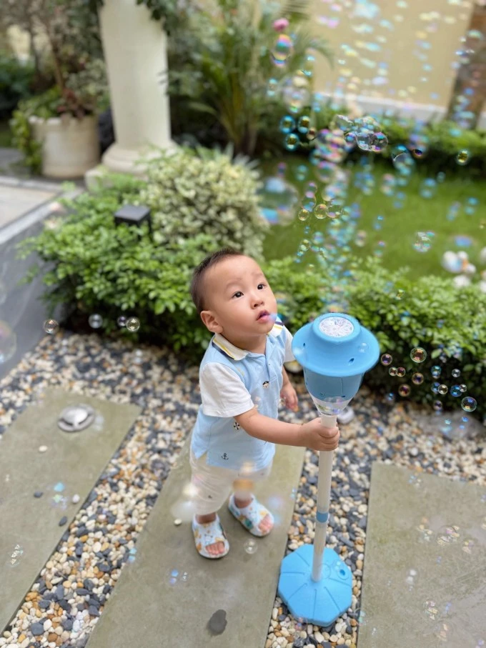 Phương Oanh khen con trai 2 tuổi nghiêm túc và trách nhiệm