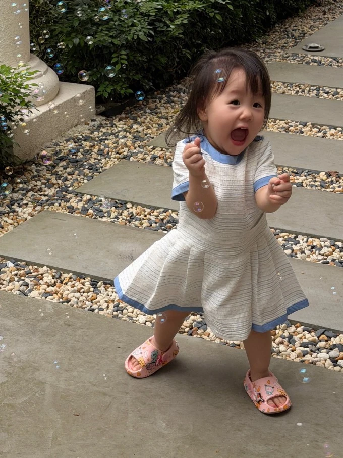 Phương Oanh khen con trai 2 tuổi nghiêm túc và trách nhiệm