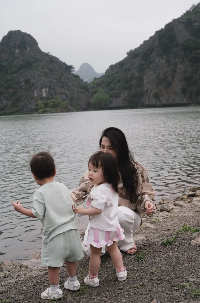 Phương Oanh khen con trai 2 tuổi nghiêm túc và trách nhiệm