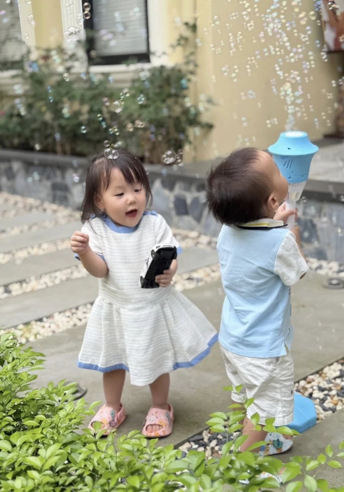 Phương Oanh khen con trai 2 tuổi nghiêm túc và trách nhiệm