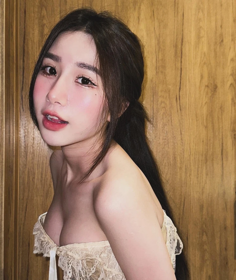 POV: Góc nhìn "bạn trai" Tiểu Hý, ngắm trọn nhan sắc hot girl ở cự ly 1cm