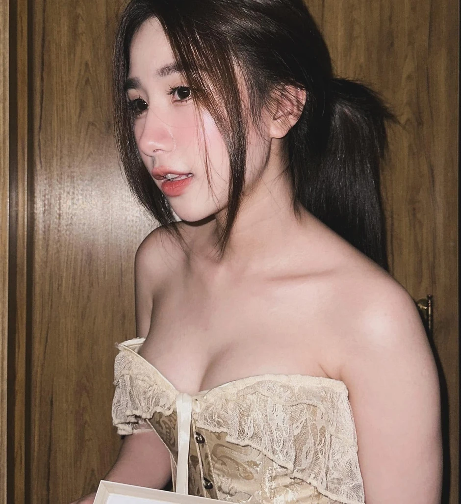 POV: Góc nhìn "bạn trai" Tiểu Hý, ngắm trọn nhan sắc hot girl ở cự ly 1cm