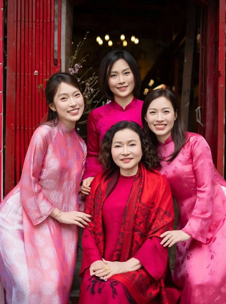 Profile cực xịn của nữ MC VTV: Đỗ 4 trường đại học, có chị gái là phó giáo sư