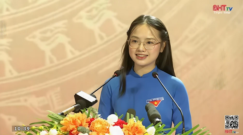 Profile siêu xịn của nữ đoàn viên áo xanh đang HOT nhất MXH: Vừa lên mạng đã va phải "con nhà người ta"!