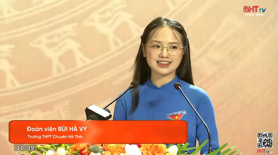 Profile siêu xịn của nữ đoàn viên áo xanh đang HOT nhất MXH: Vừa lên mạng đã va phải "con nhà người ta"!