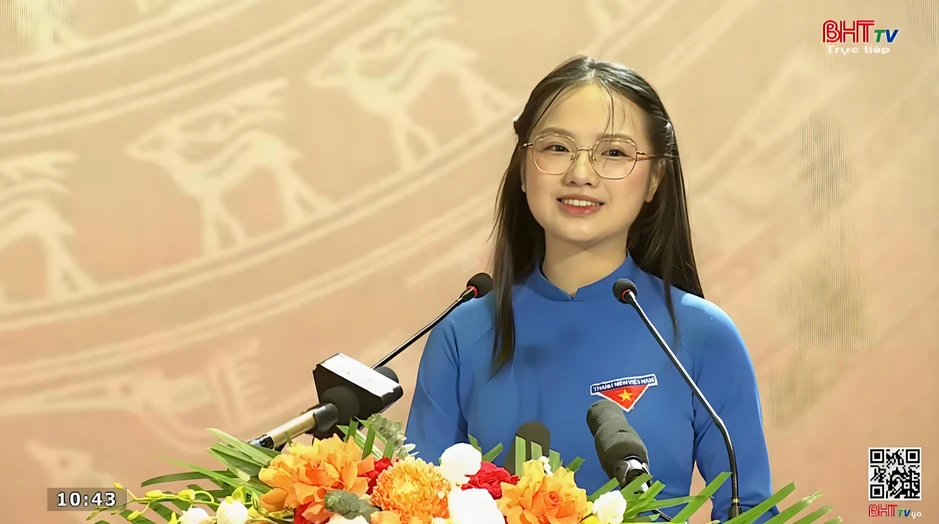 Profile siêu xịn của nữ đoàn viên áo xanh đang HOT nhất MXH: Vừa lên mạng đã va phải "con nhà người ta"!