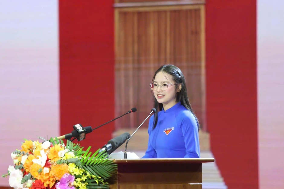 Profile siêu xịn của nữ đoàn viên áo xanh đang HOT nhất MXH: Vừa lên mạng đã va phải "con nhà người ta"!