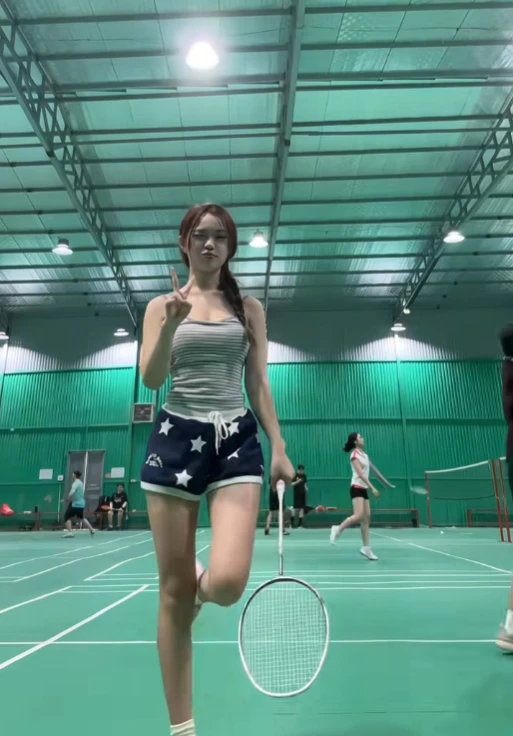 Quay vlog chơi cầu lông, nữ TikTok bất ngờ viral chóng mặt