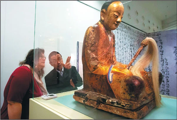 Quét CT bên trong pho tượng Phật 1.000 năm tuổi, phát hiện xác ướp nhà sư với ruột gan biến mất, thay bằng những mảnh giấy nhỏ đầy mật mã bí ẩn